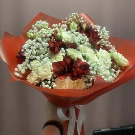 Авторский букет из кустовых роз и альстромерий