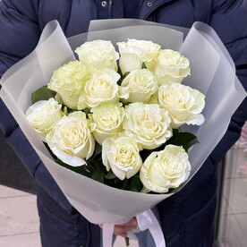 Белые розы в красивом оформлении 13 штук