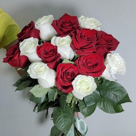 Букет красно белых роз