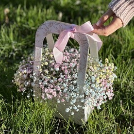 Яркая сумочка с гипсофилой
