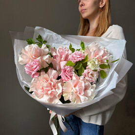 Французские розы, Лизиантус Эустома, Малина, Дизайнерская упаковка, Тишью