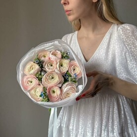 Букет из нежных ранункулюсов и оксипеталума