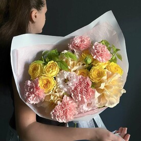 Сборный букет из роз, диантусов, эустомы и малины. Veresk 823