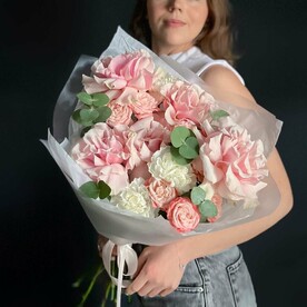 Изысканный букет из розовых роз, диантусов и эвкалипта. Veresk 822