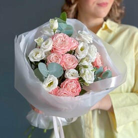Букет из кустовых пионовидных роз и белоснежных эустом. Veresk 826