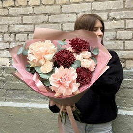 Авторский букет с шоколадной хризантемой и французскими розами