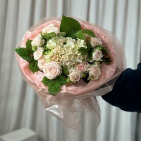 Букет из кустовых роз с гортензией