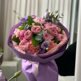 Хризантема кустовая, Роза кустовая, Гвоздика, Лизиантус Эустома, Эвкалипт, Стильная упаковка, Тишью, Подкормка для цветов
