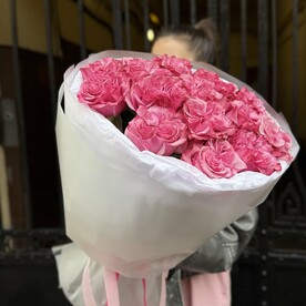 Малиновые пионовидные розы 15