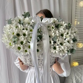 Хризантема кустовая ромашки и эвкалипт в корзине
