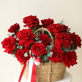 Корзина с французскими красными розами