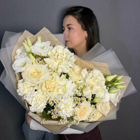 Букет «Напоминание о лете» (французские белые розы, ромашки, лизиантус)