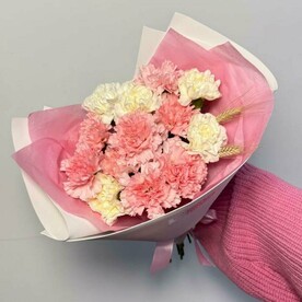 Нежный букет из белых и розовых гвоздик