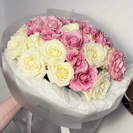 Розы белые и розовые 25 штук для мамы