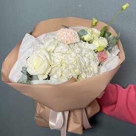 Авторский букет из гортензии, пион. Роз, диантусы