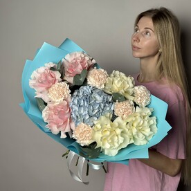 Роза мондиал, Гвоздика одноголовая, Гортензия, Эвкалипт, Дизайнерская упаковка