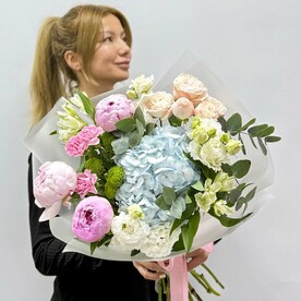 Пион сара бернард, Роза бомбастик, Альстромерия, Гвоздика кустовая, Гортензия, Лизиантус Эустома, Хризантема кустовая, Эвкалипт, Дизайнерская упаковка