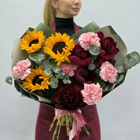 Пион ред шарм, Подсолнух, Диантус, Эвкалипт, Дизайнерская упаковка