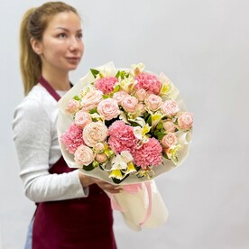 Роза бомбастик, Альстромерия, Диантус, Дизайнерская упаковка