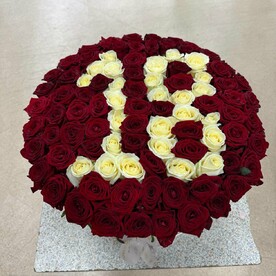 101 красная и белая роза с цифрой 18  • композиция из 101 розы с цифрой 18
