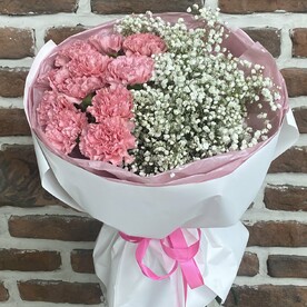 Нежные диантусы с белой гипсофилой