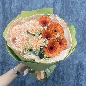 Букет с герберами, хризантемой и летними ромашками