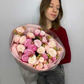 Нежный микс пионовидных роз