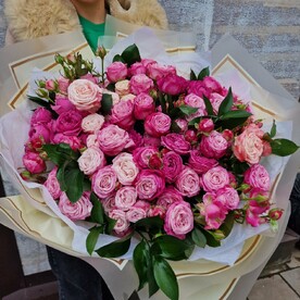 Букет из кустовых роз «Сердцеедка»
