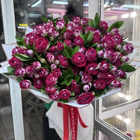 Букет из 19 кустовых роз с рускусом