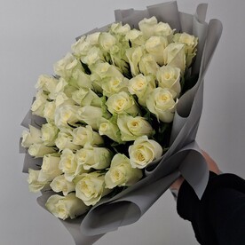 Букет из 51 белых  роз в декоративной упаковке