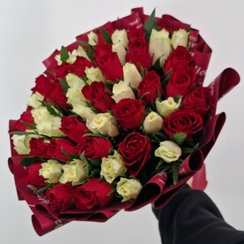 Букет из 51 розы в декоративной упаковке