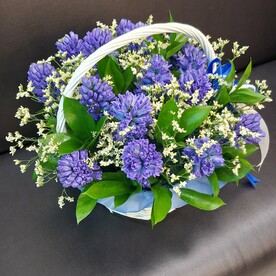 Корзина из гиацинтов с веточками лимониума