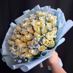 Букет из розы с веточками цветной  гипсофилы