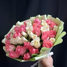 Букет из 51 розы в декоративной упаковке