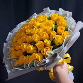 Букет из 51 жёлтой розы в декоративной упаковке