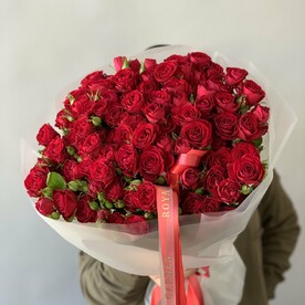 Красные кустовые розы