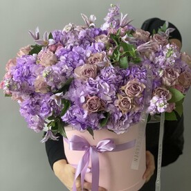 Цветы в коробке гортензии, розы, маттиола