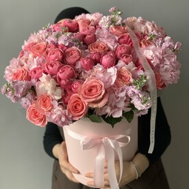 Гортензия, Роза пионовидная кустовая, Роза одноголовая, Маттиола, Шляпная коробка