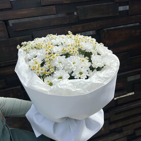 Букет из ромашек и хризантем