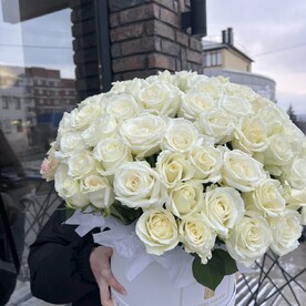 Композиция из 101 белой розы Кения