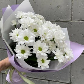 Стойкий букет из хризантем