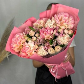 Букет кустовых и ажурных роз💗