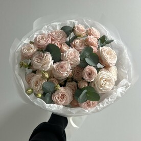 Роза пионовидная кустовая, Эвкалипт, Дизайнерская упаковка