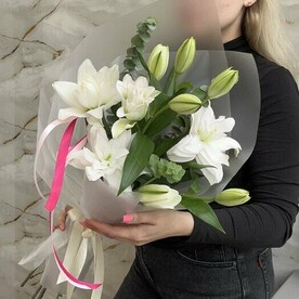 Букет белоснежных пионовидных лилий