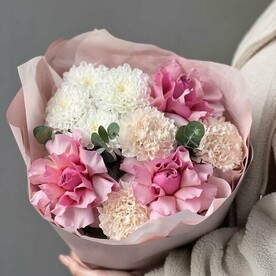 Букет «Bombon» | французская роза + гвоздика + хризантема с щепоткой эвкалипта