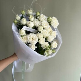 Пионовидные кустовые розы букет