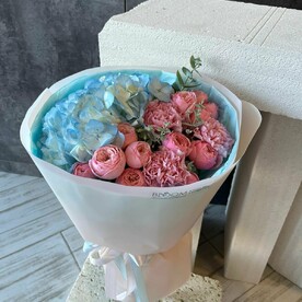 Букет микс с гортензией, кустовыми розами и диантусами