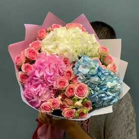 Букет из гортензии, кустовых роз