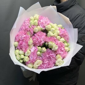Букет с гортензией, кустовыми розами