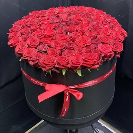 Розы в шляпной коробке